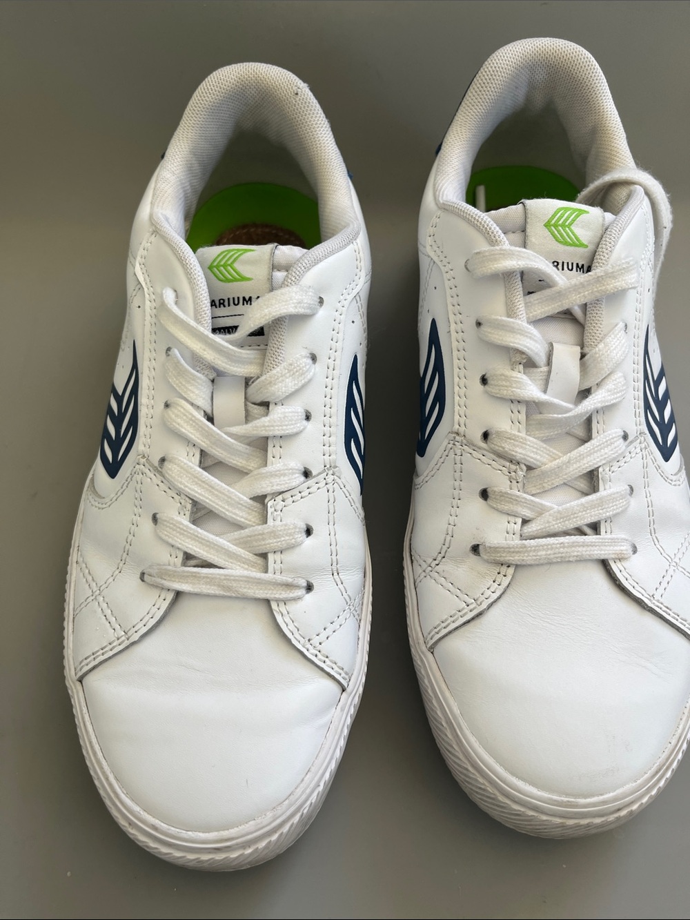 Women’s 8.5/Men’s 7 Cariuma Salvas White Sneakers with Navy Details - Picture 7 of 7